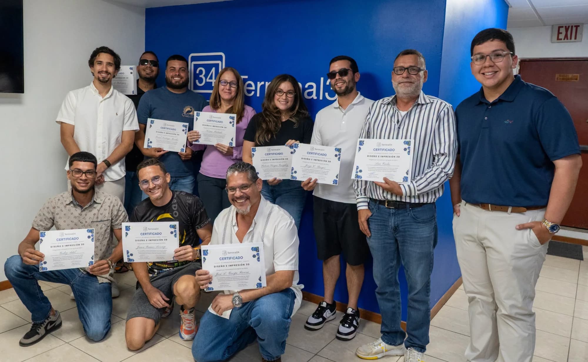 Grupo de participantes del curso de Diseño e Impresión 3D celebrando con sus certificados en Terminal34