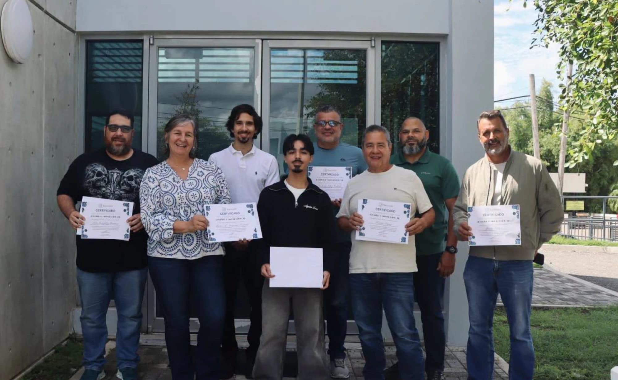 Estudiantes del curso de impresión 3D con Autodesk Fusion y Bambu Lab mostrando sus certificados